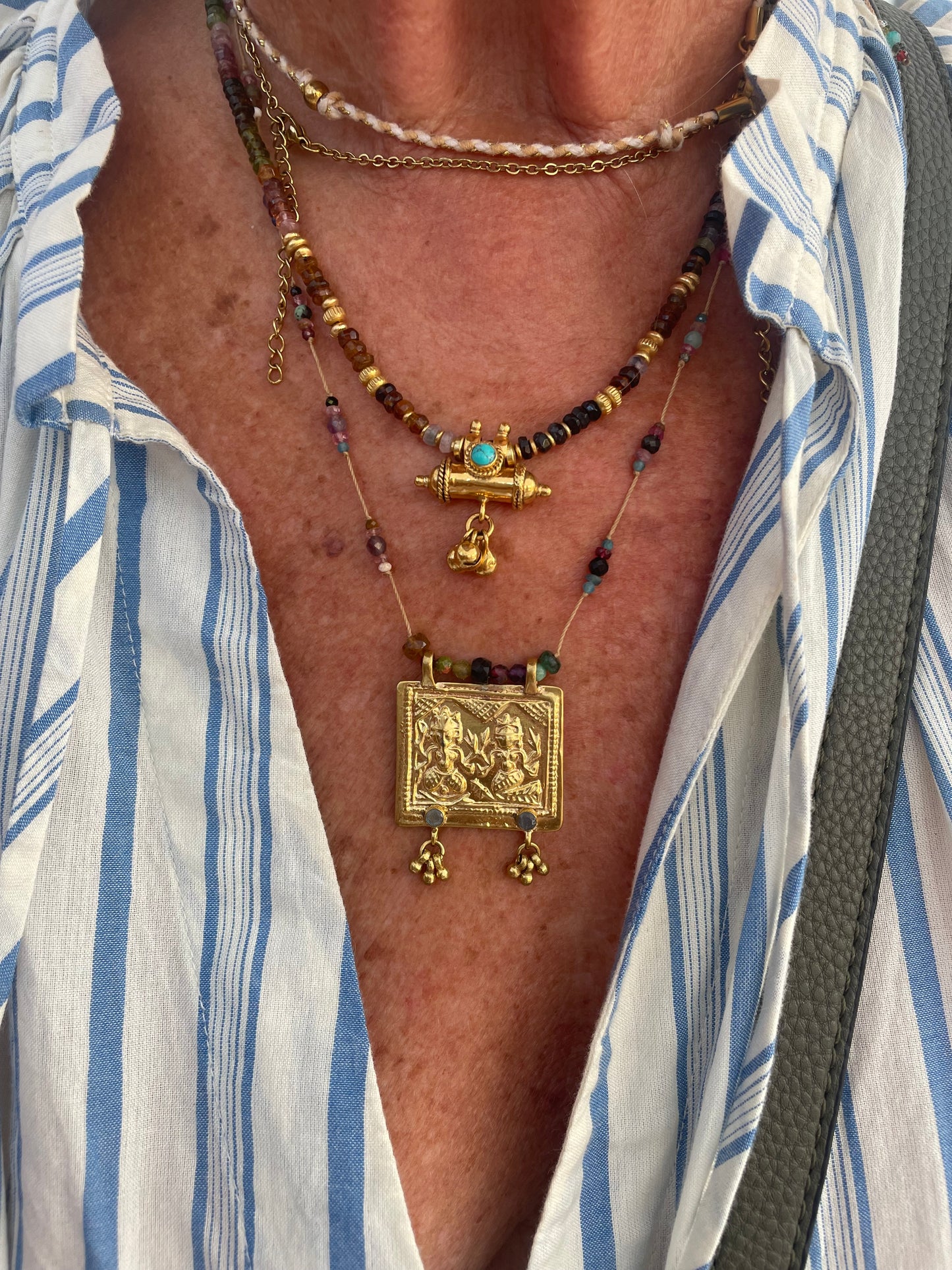 Collier GRIGRI pierres semi-précieuses et amulette plaqué or
