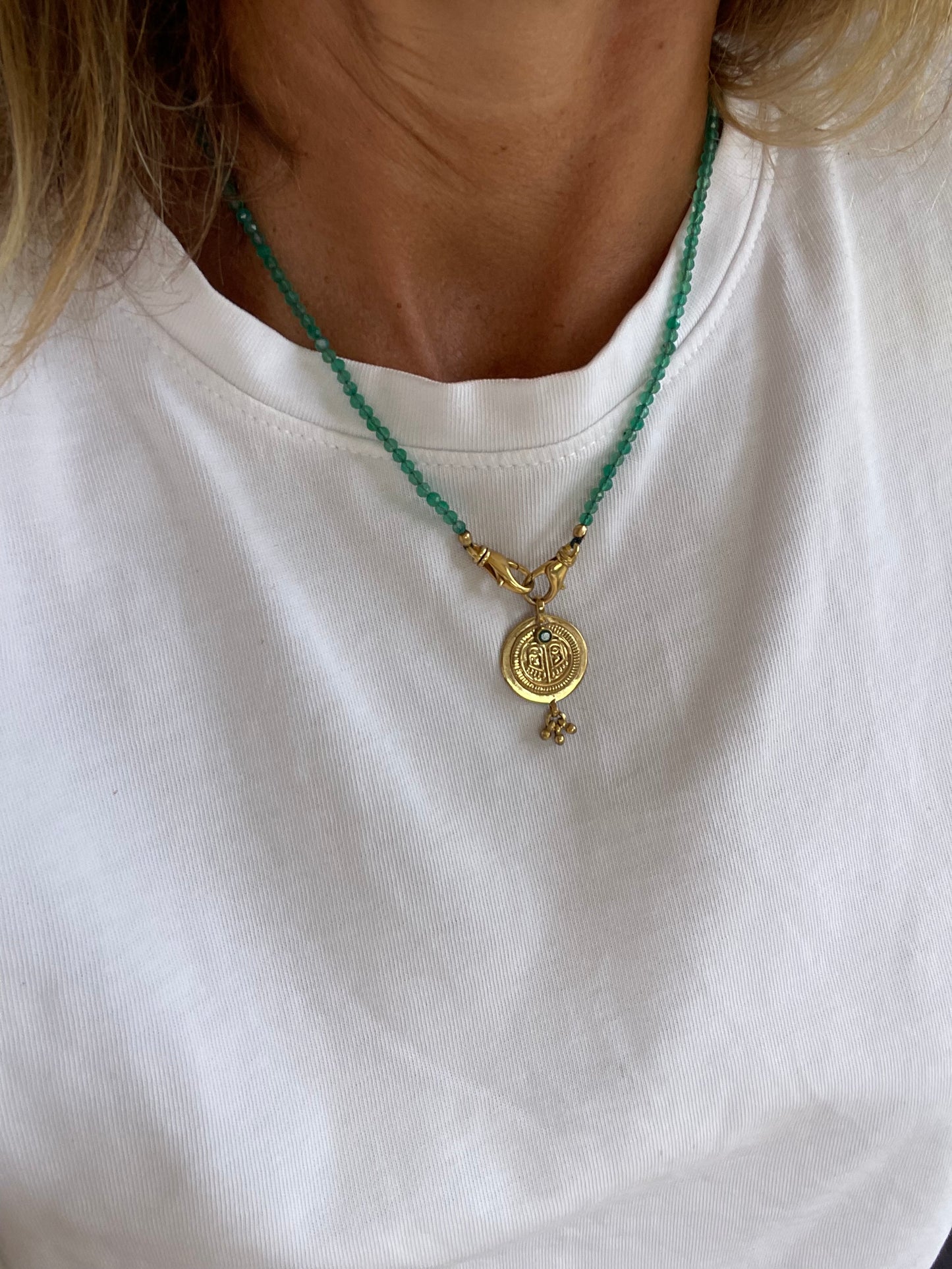 Collier VERDE avec pierres semi-précieuses et médaille plaqué or