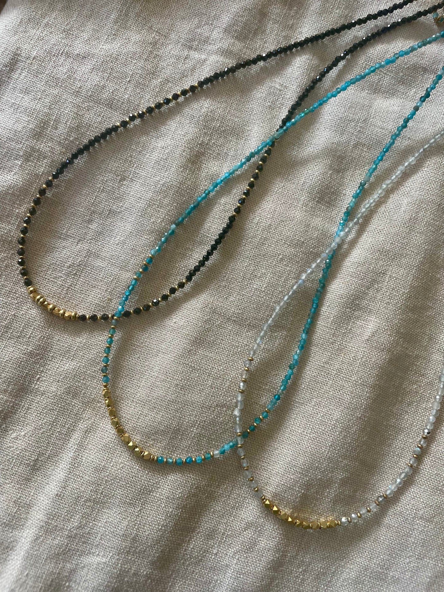 Collier PURA en laiton plaqué or et pierres fines semi-précieuses