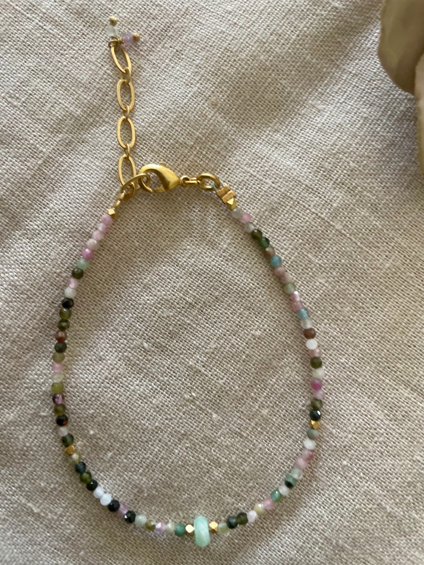 Bracelet petites pierres semi-précieuses multicolores