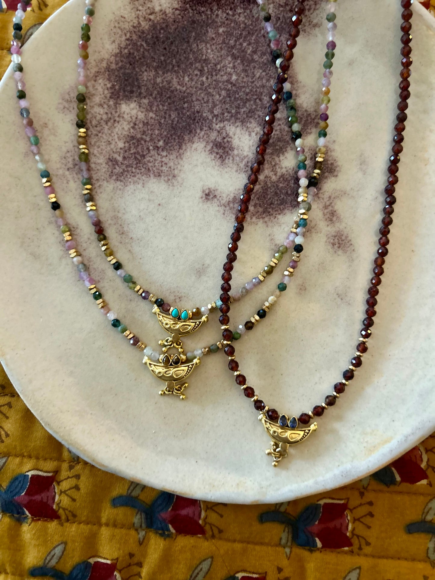 Collier Baba en pierres semi-précieuses et pendentif doré