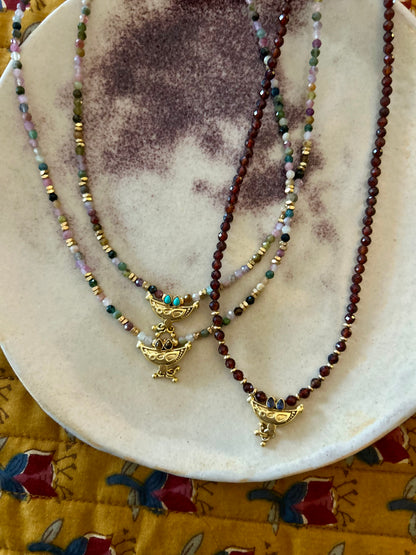 Collier Baba en pierres semi-précieuses et pendentif doré