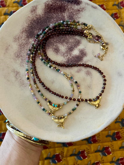 Collier Baba en pierres semi-précieuses et pendentif doré