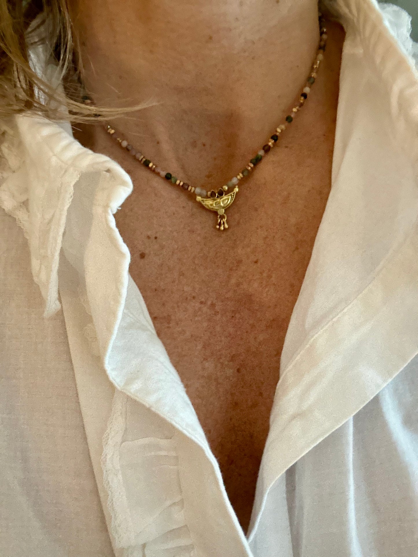 Collier Baba en pierres semi-précieuses et pendentif doré