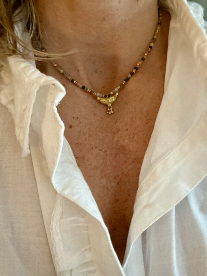 Collier Baba en pierres semi-précieuses et pendentif doré