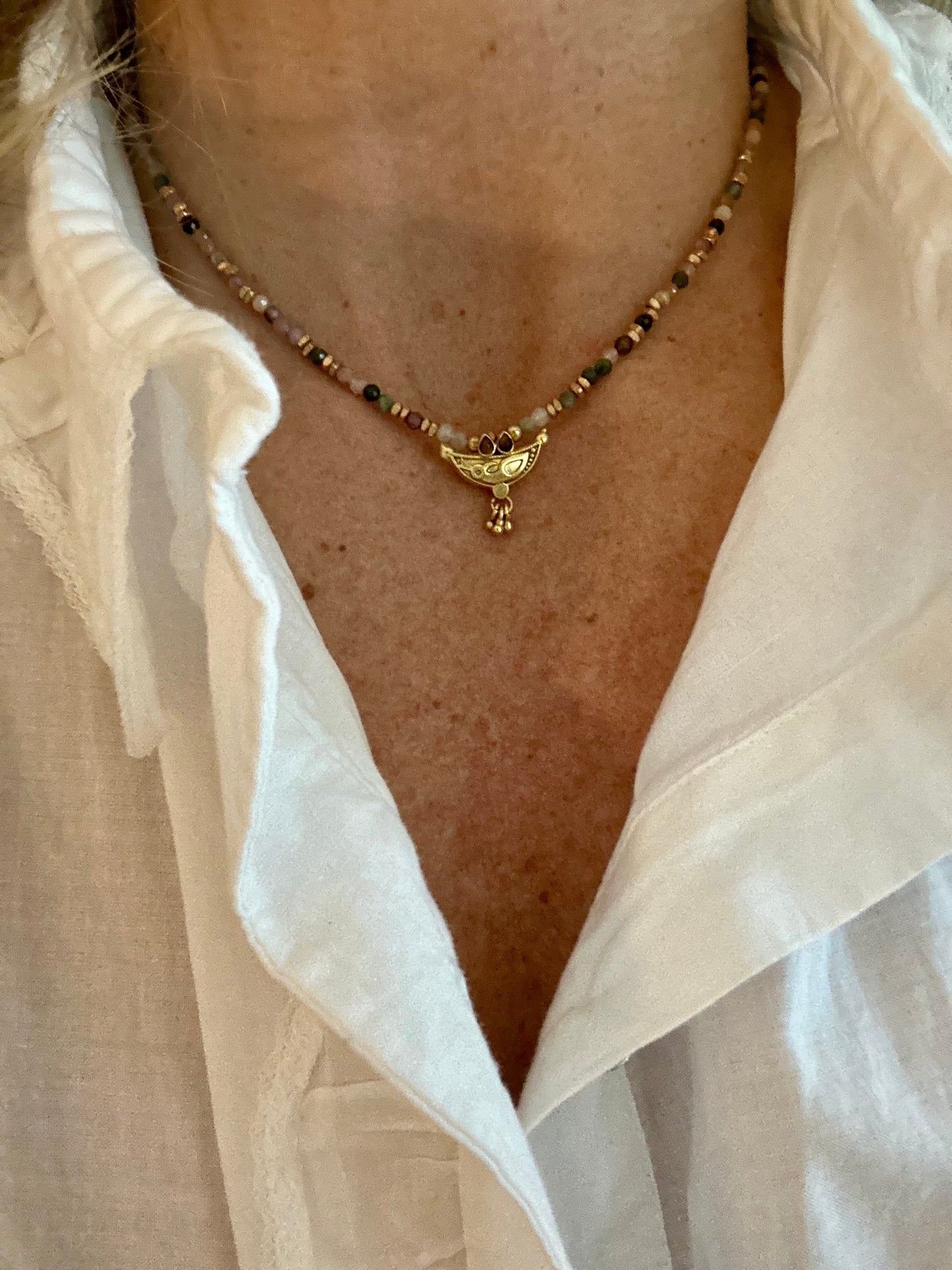Collier Baba en pierres semi-précieuses et pendentif doré