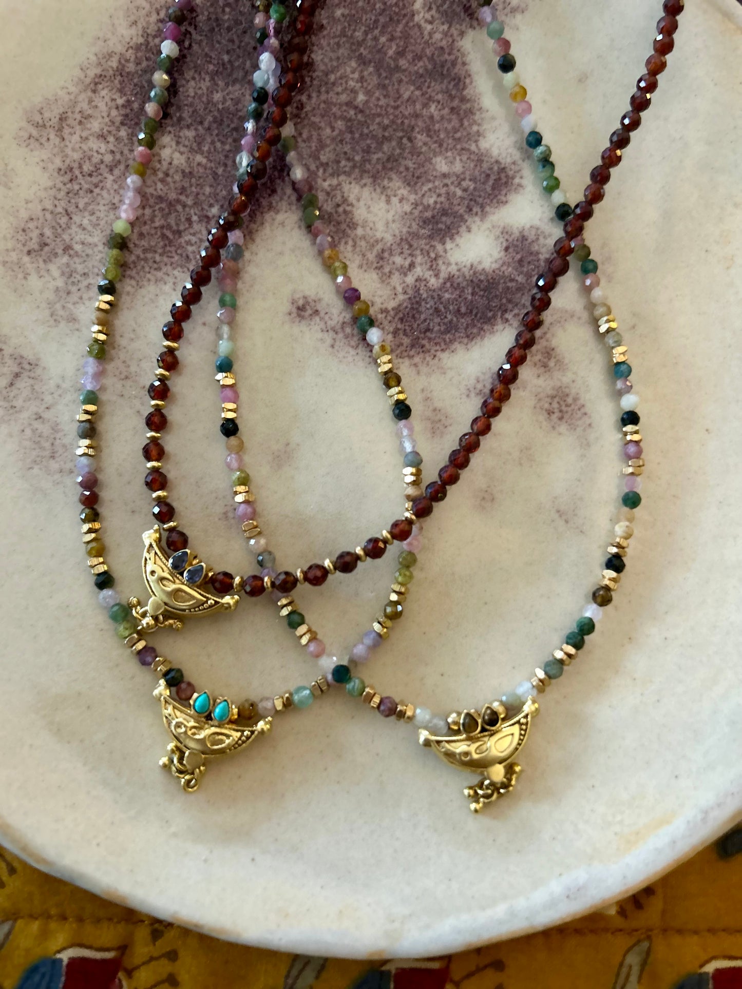Collier Baba en pierres semi-précieuses et pendentif doré