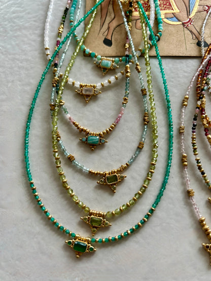 Collier PRIYA avec pierres semi-précieuses et pampilles