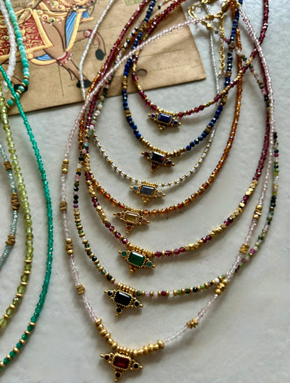 Collier PRIYA avec pierres semi-précieuses et pampilles