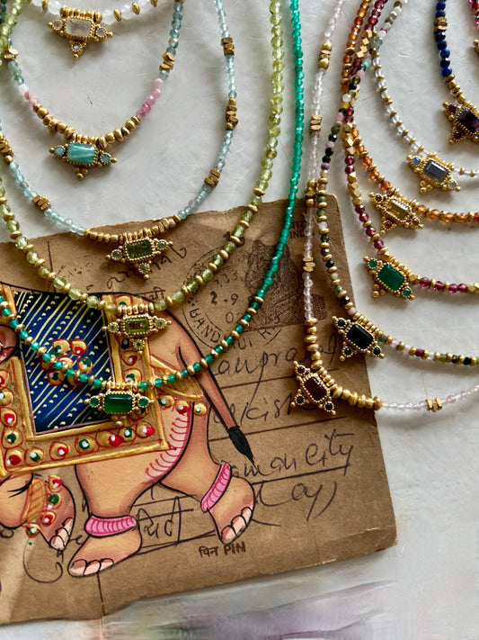 Collier PRIYA avec pierres semi-précieuses et pampilles