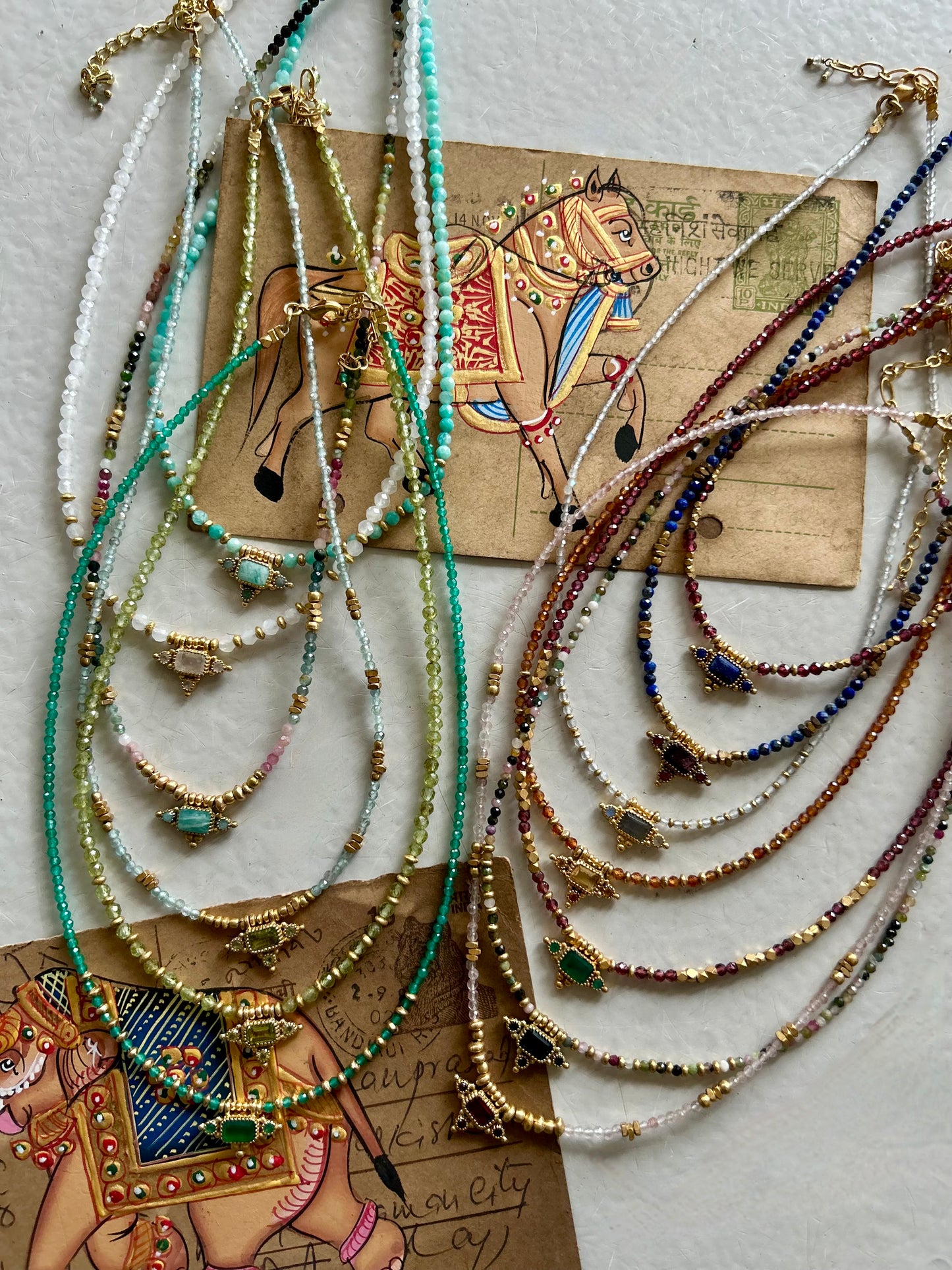 Collier PRIYA avec pierres semi-précieuses et pampilles