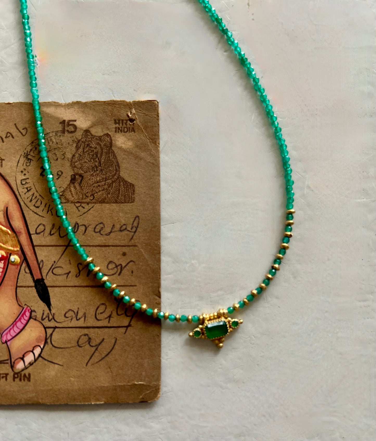 Collier PRIYA avec pierres semi-précieuses et pampilles
