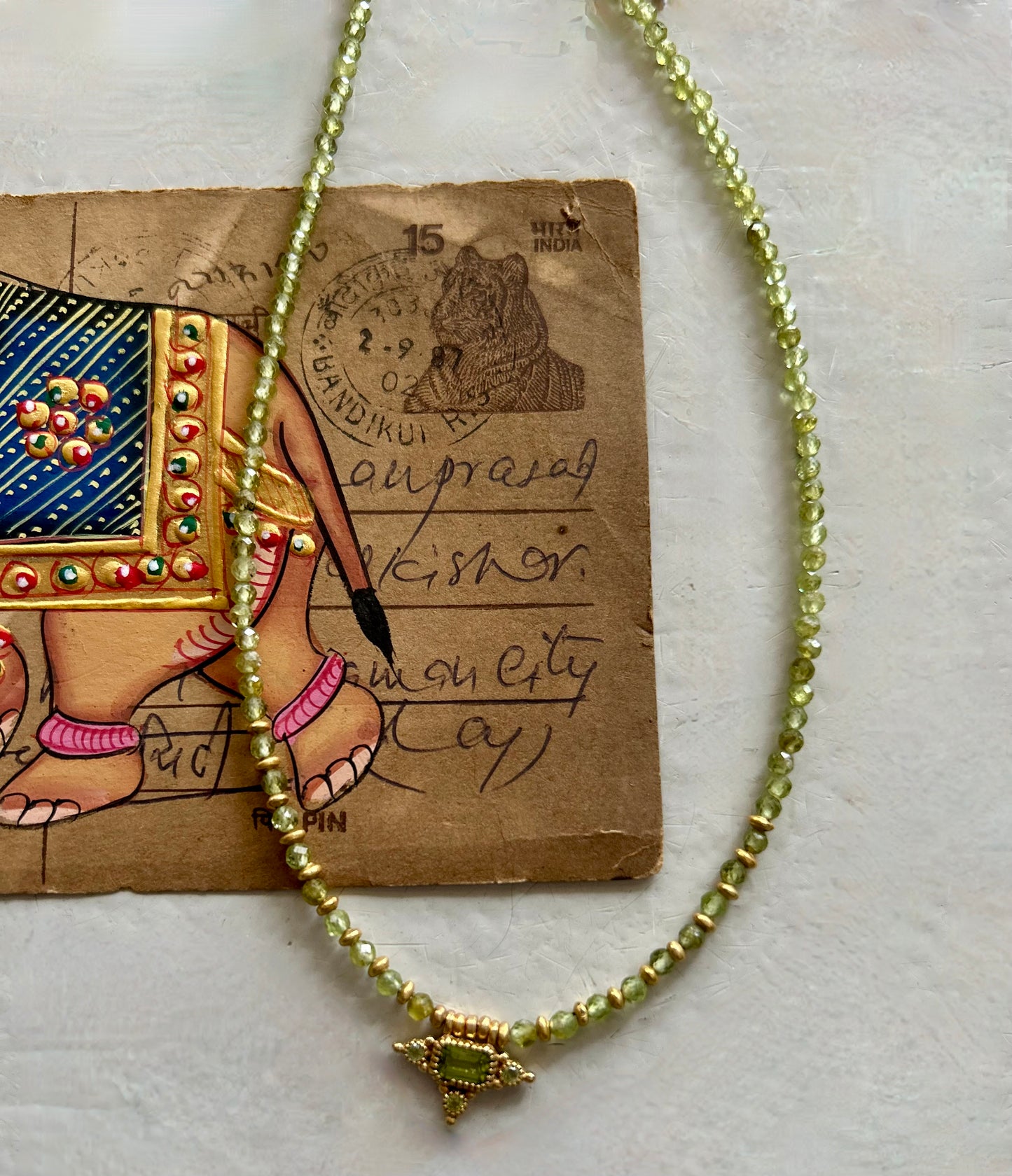 Collier PRIYA avec pierres semi-précieuses et pampilles