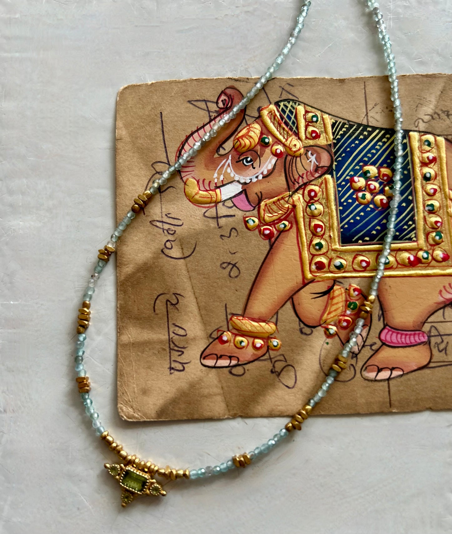 Collier PRIYA avec pierres semi-précieuses et pampilles