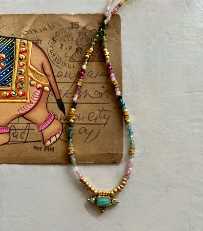 Collier PRIYA avec pierres semi-précieuses et pampilles