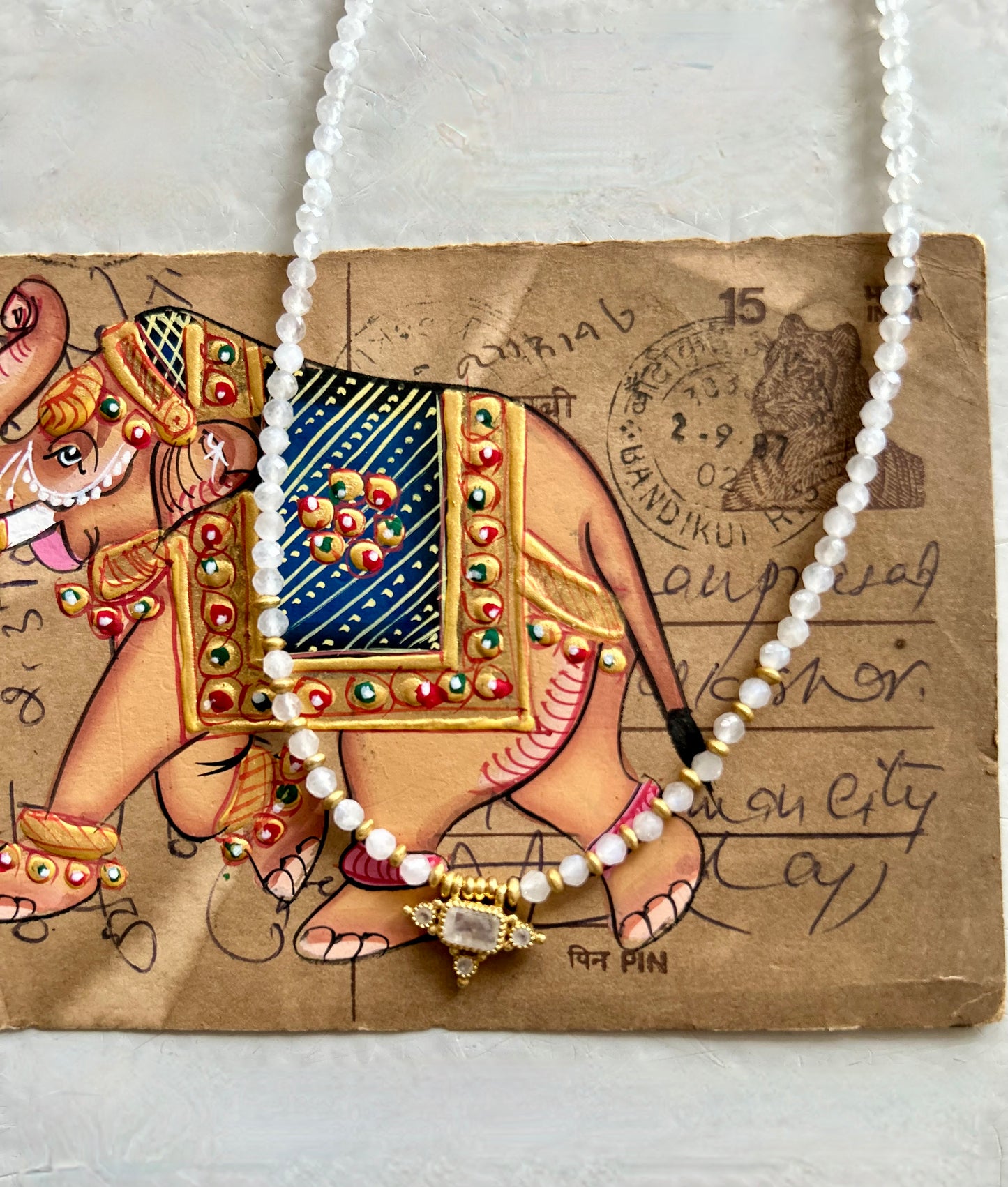 Collier PRIYA avec pierres semi-précieuses et pampilles