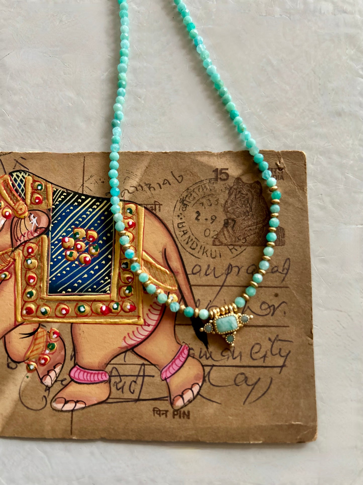Collier PRIYA avec pierres semi-précieuses et pampilles