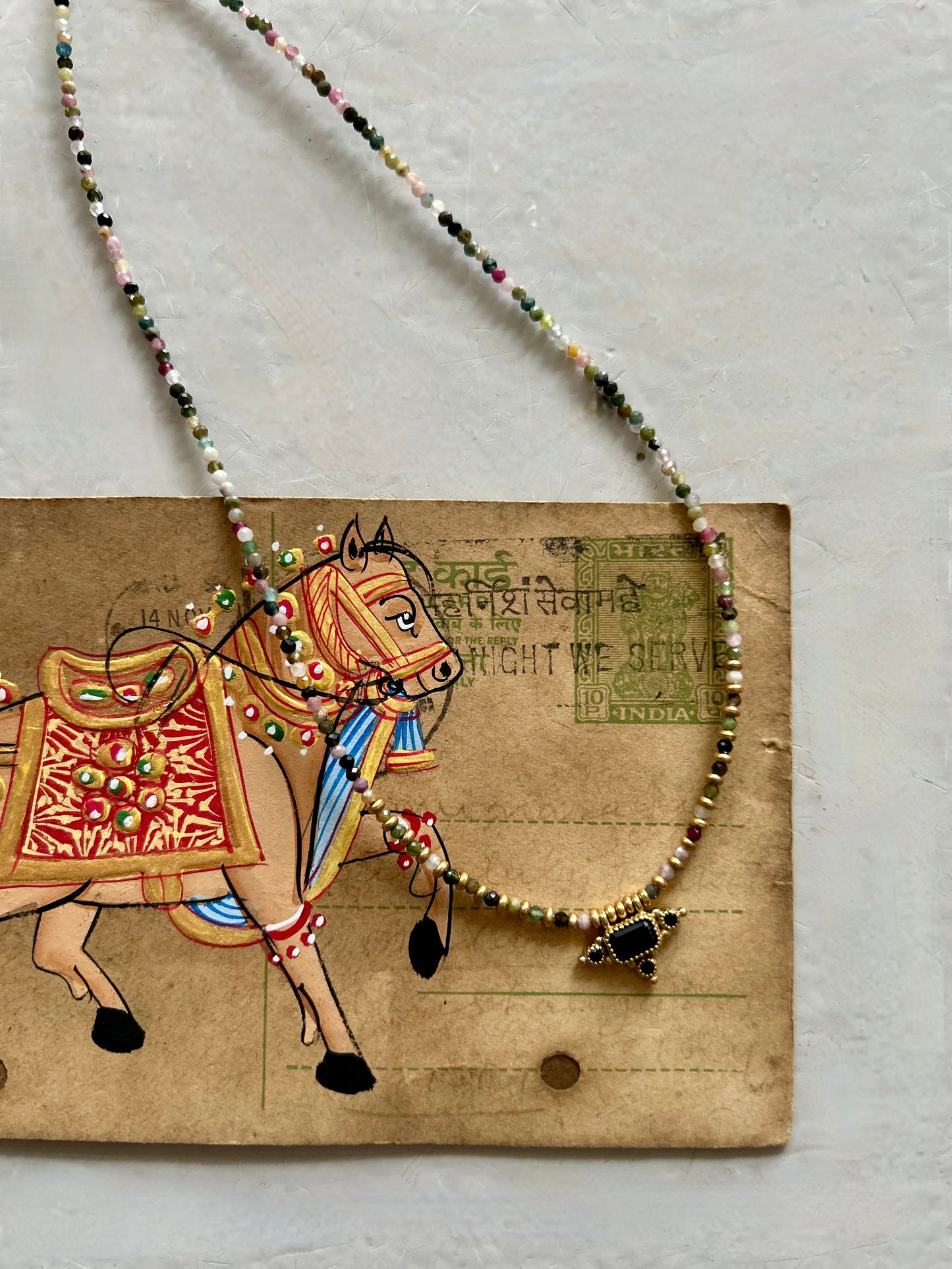 Collier PRIYA avec pierres semi-précieuses et pampilles
