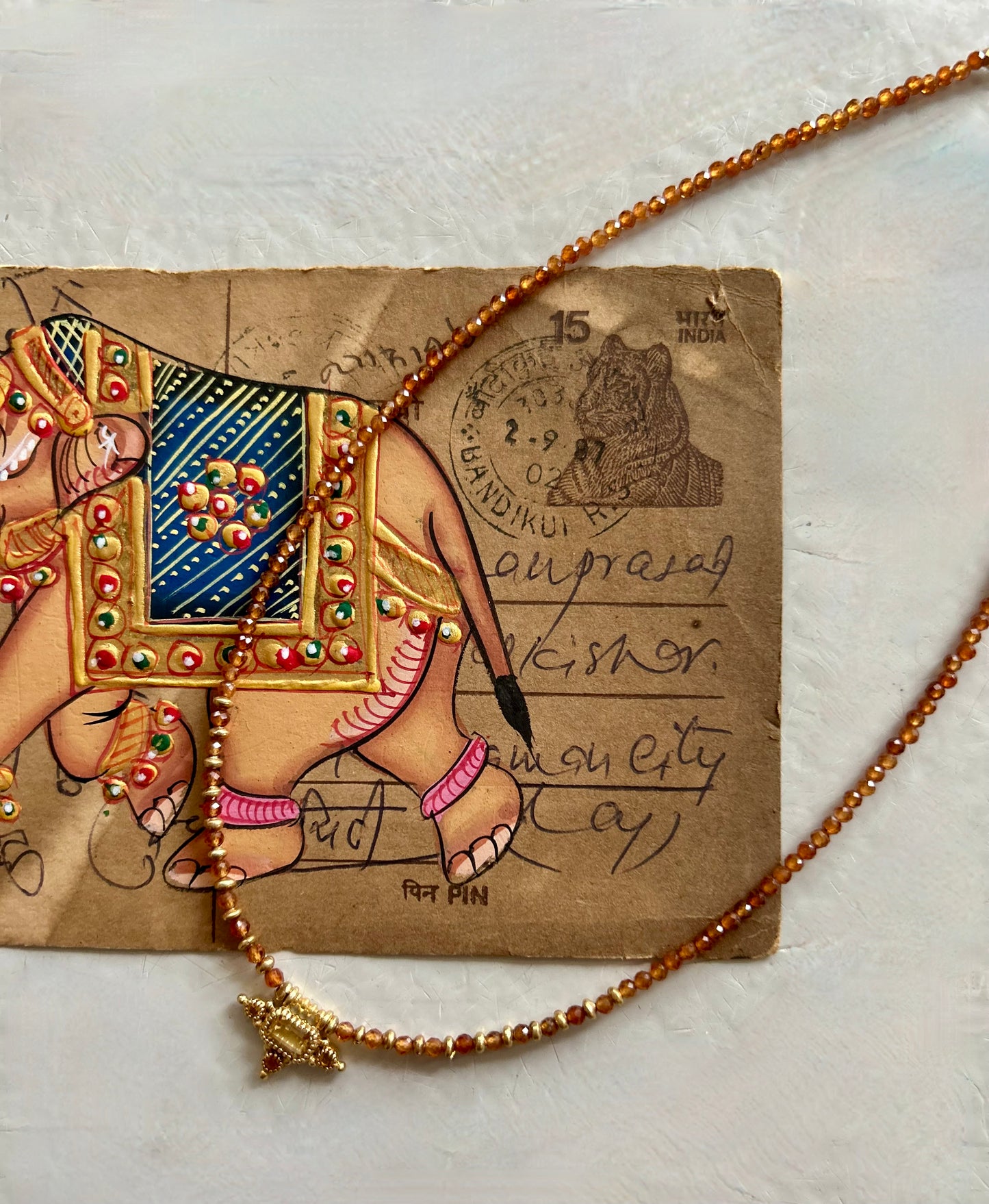 Collier PRIYA avec pierres semi-précieuses et pampilles