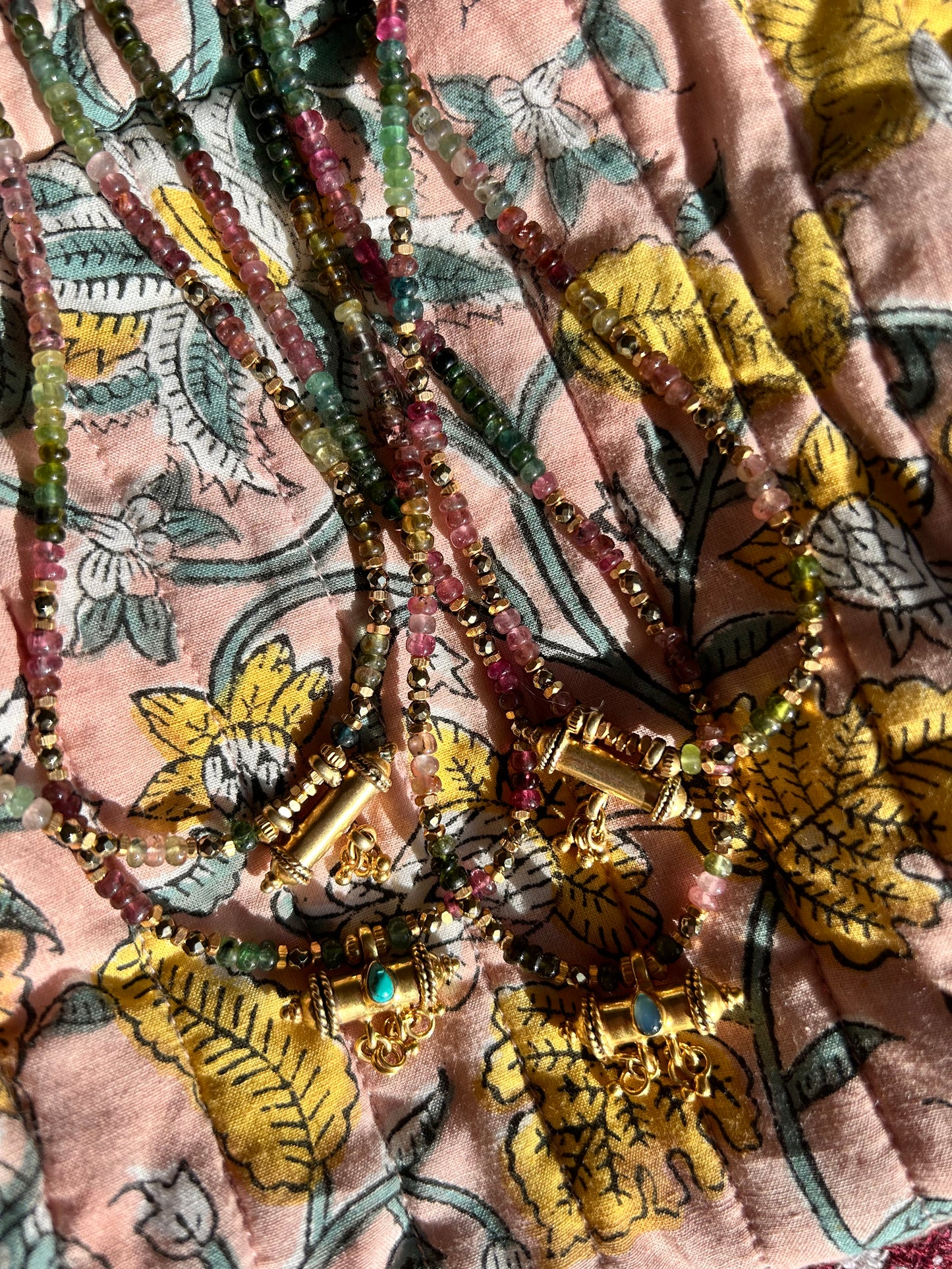 Collier GRIGRI pierres semi-précieuses et amulette plaqué or