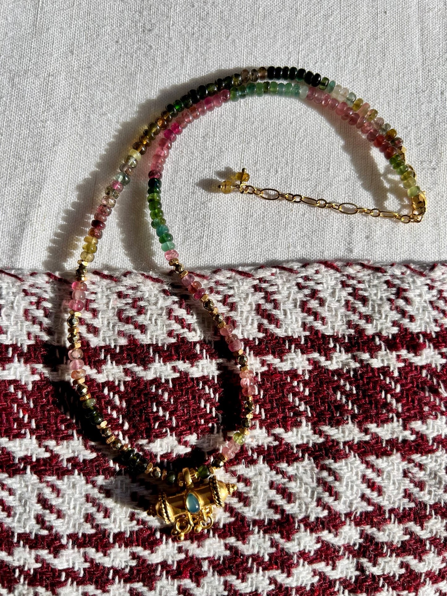 Collier GRIGRI pierres semi-précieuses et amulette plaqué or