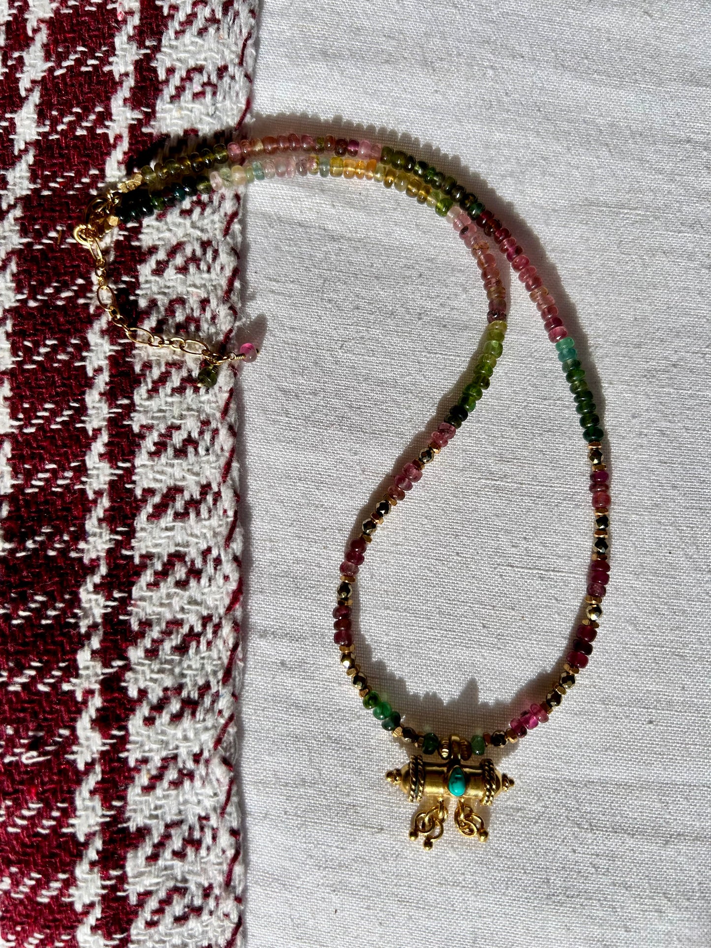 Collier GRIGRI pierres semi-précieuses et amulette plaqué or