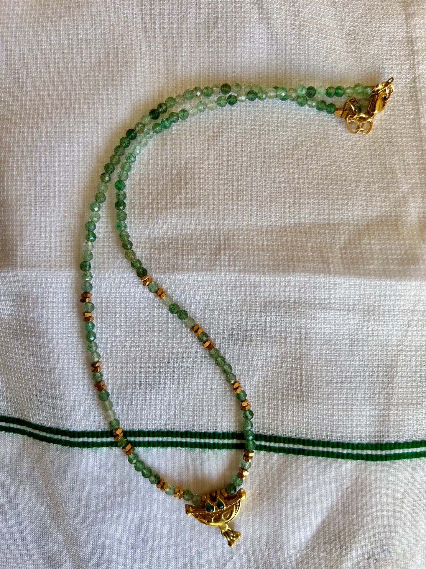 Collier Baba en pierres semi-précieuses et pendentif doré