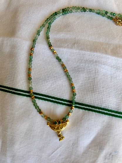 Collier Baba en pierres semi-précieuses et pendentif doré