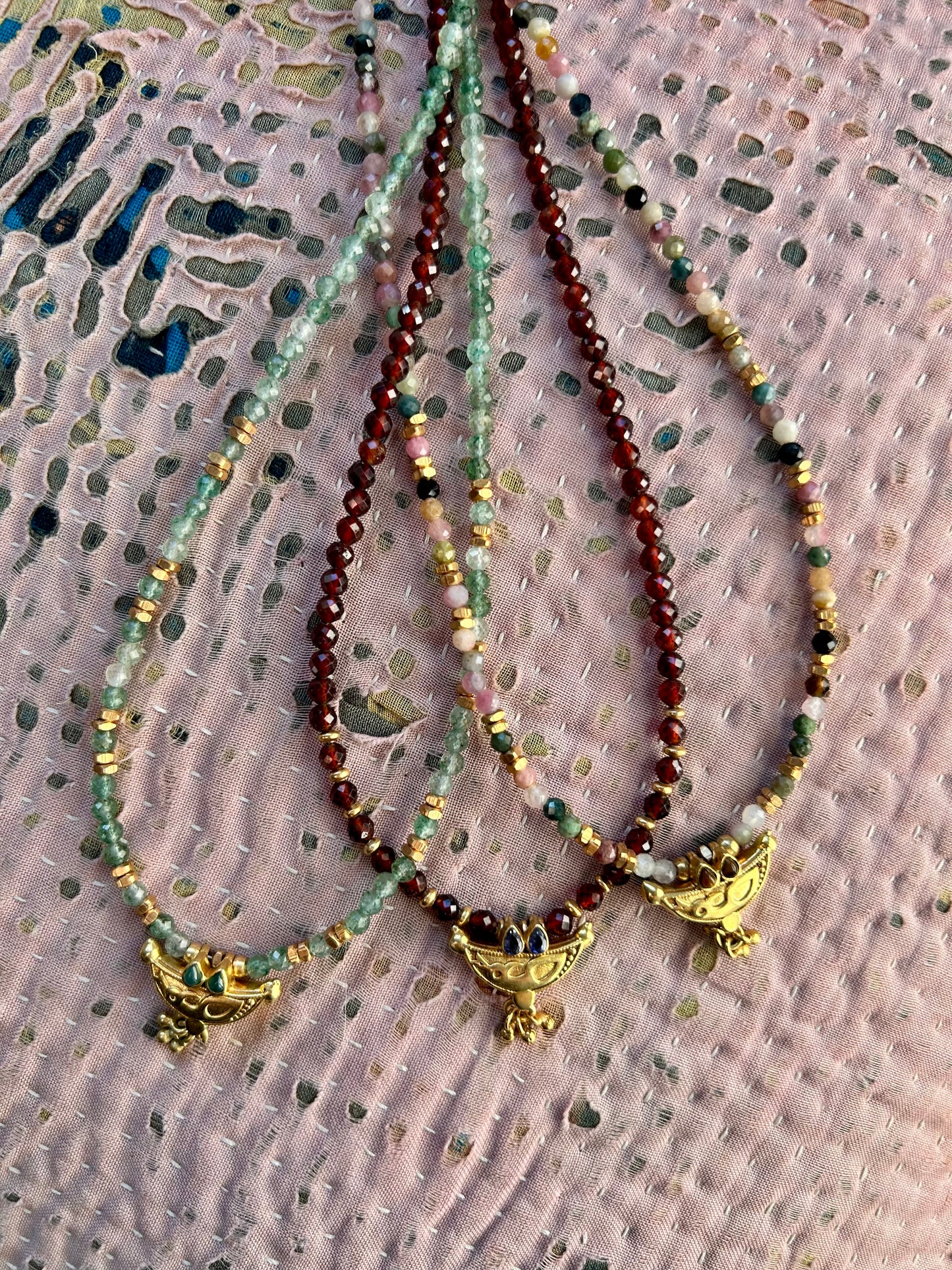Collier Baba en pierres semi-précieuses et pendentif doré