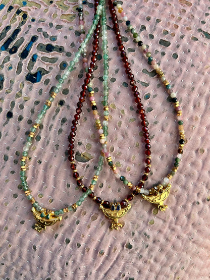 Collier Baba en pierres semi-précieuses et pendentif doré