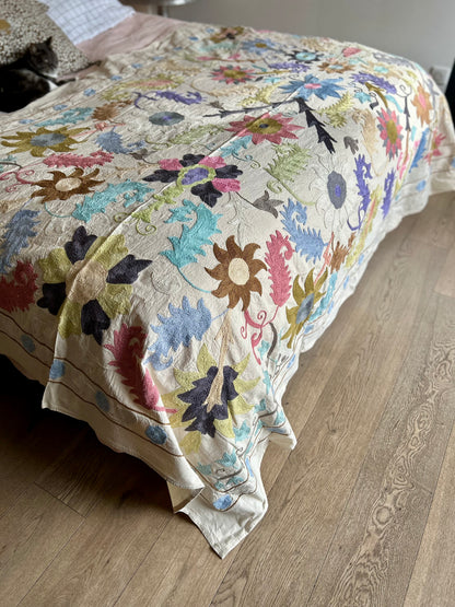 Plaid SUZANI Pastel & liseré fleurs crème et bleues