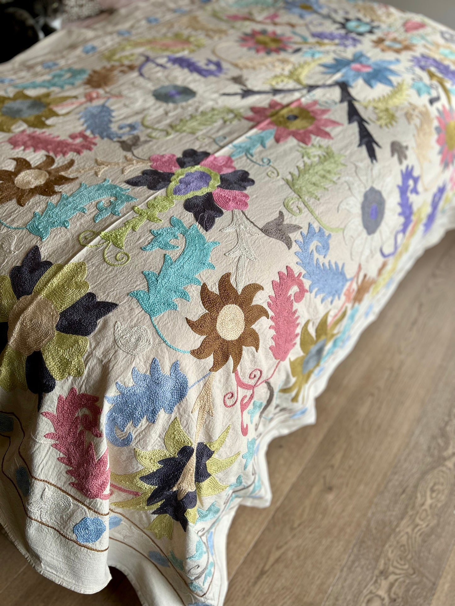 Plaid SUZANI Pastel & liseré fleurs crème et bleues