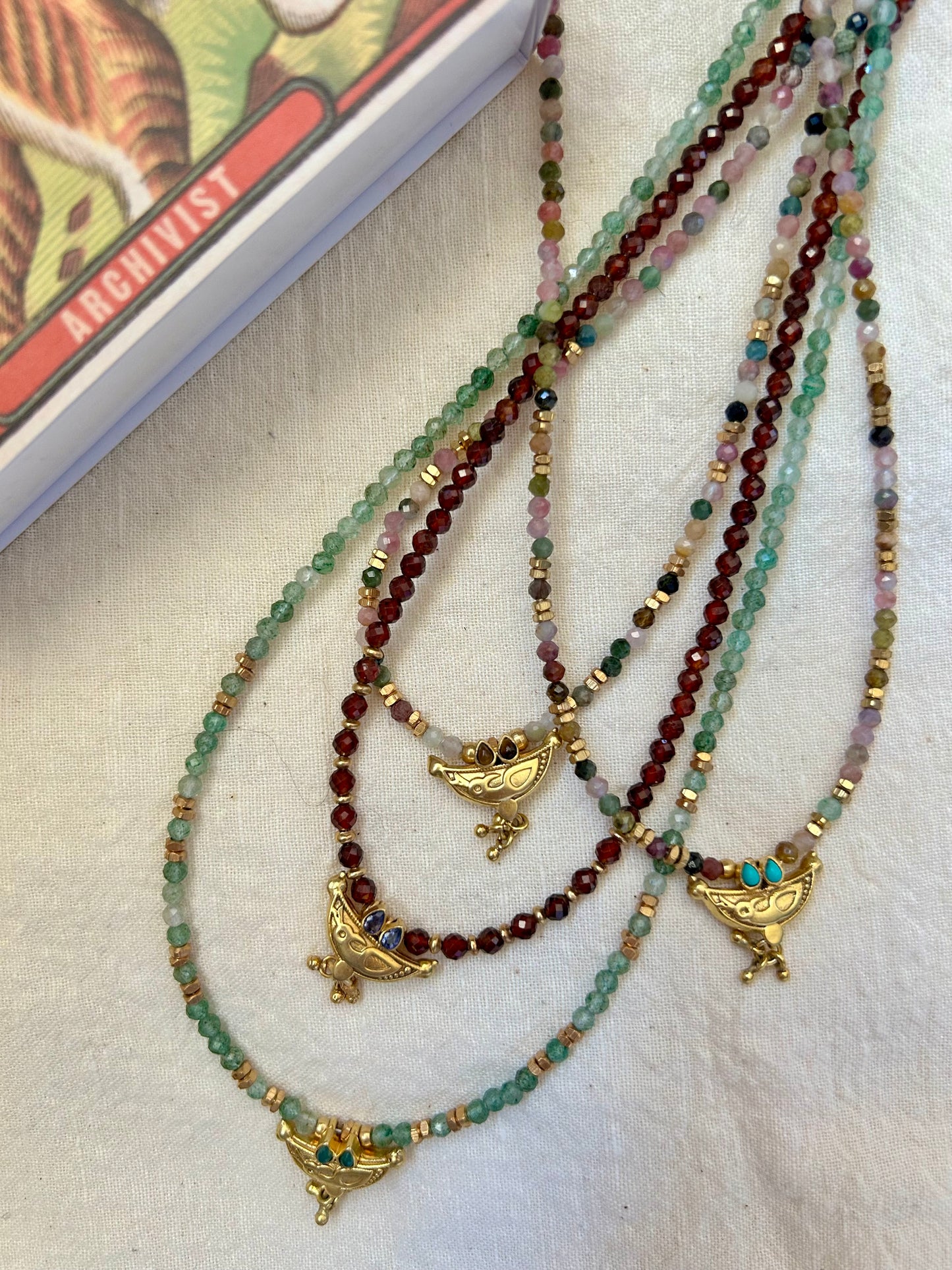 Collier Baba en pierres semi-précieuses et pendentif doré