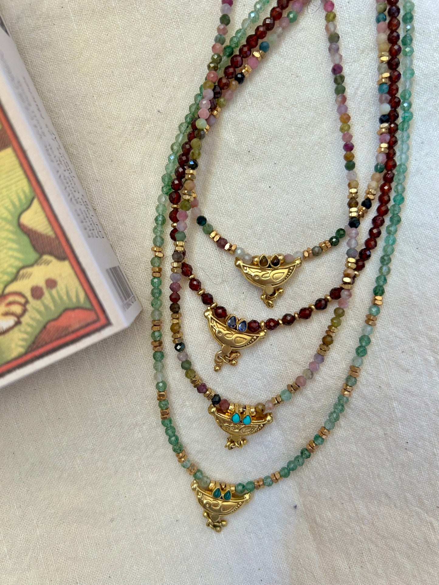 Collier Baba en pierres semi-précieuses et pendentif doré