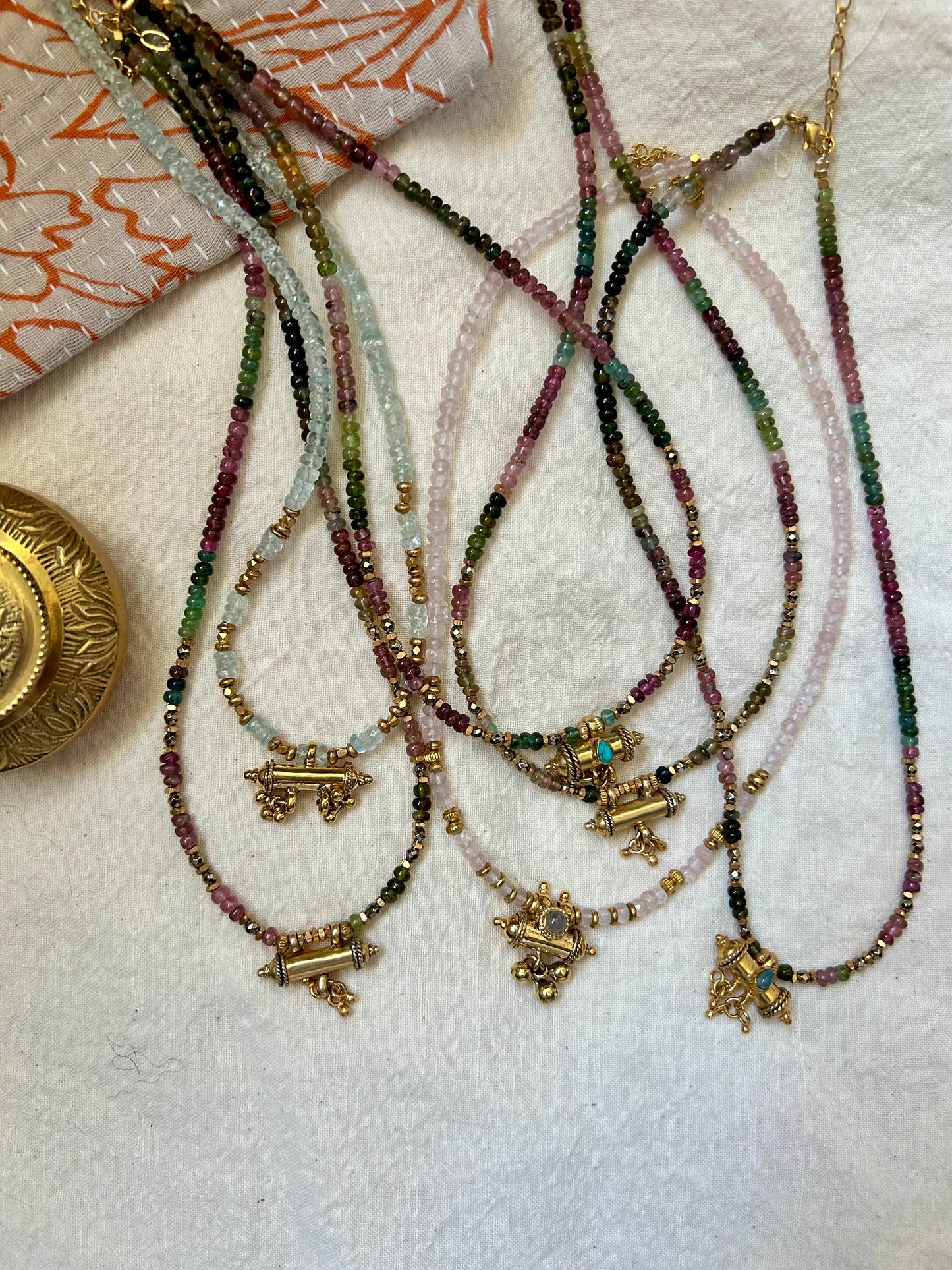 Collier GRIGRI pierres semi-précieuses et amulette plaqué or