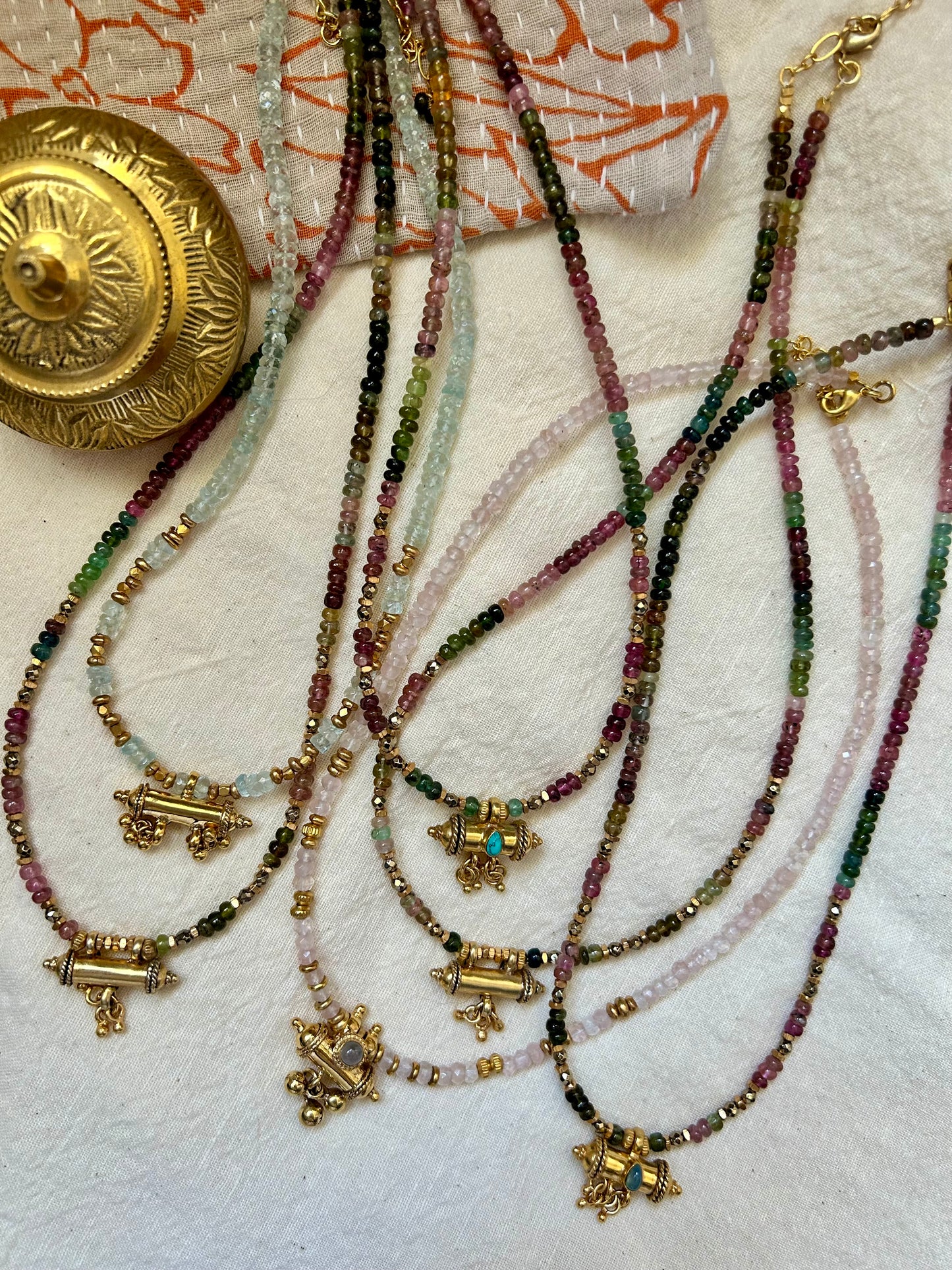 Collier GRIGRI pierres semi-précieuses et amulette plaqué or