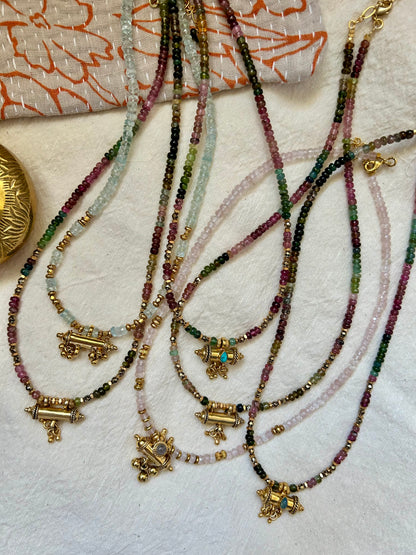Collier GRIGRI pierres semi-précieuses et amulette plaqué or