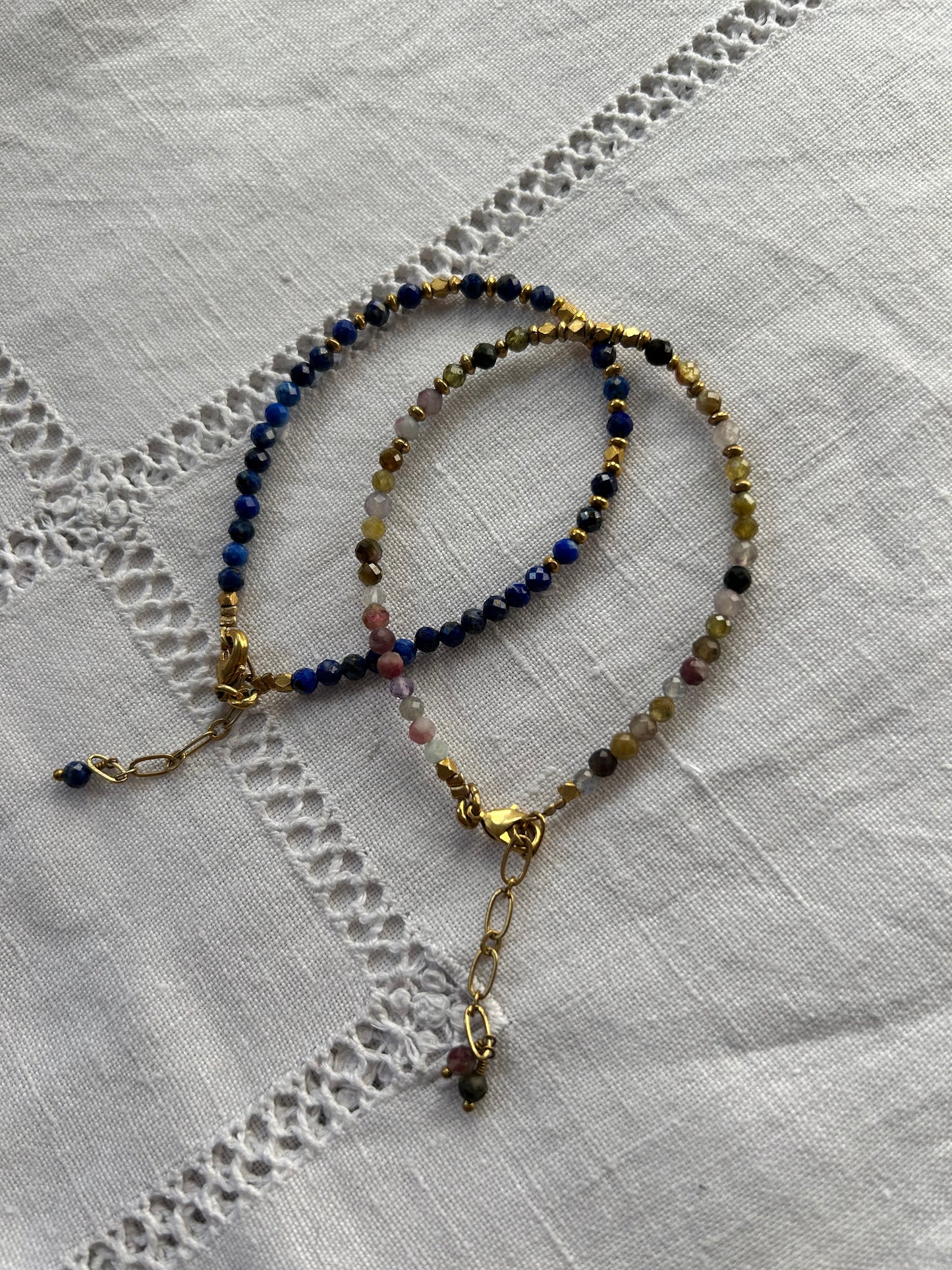 Bracelet petites pierres semi-précieuses multicolores