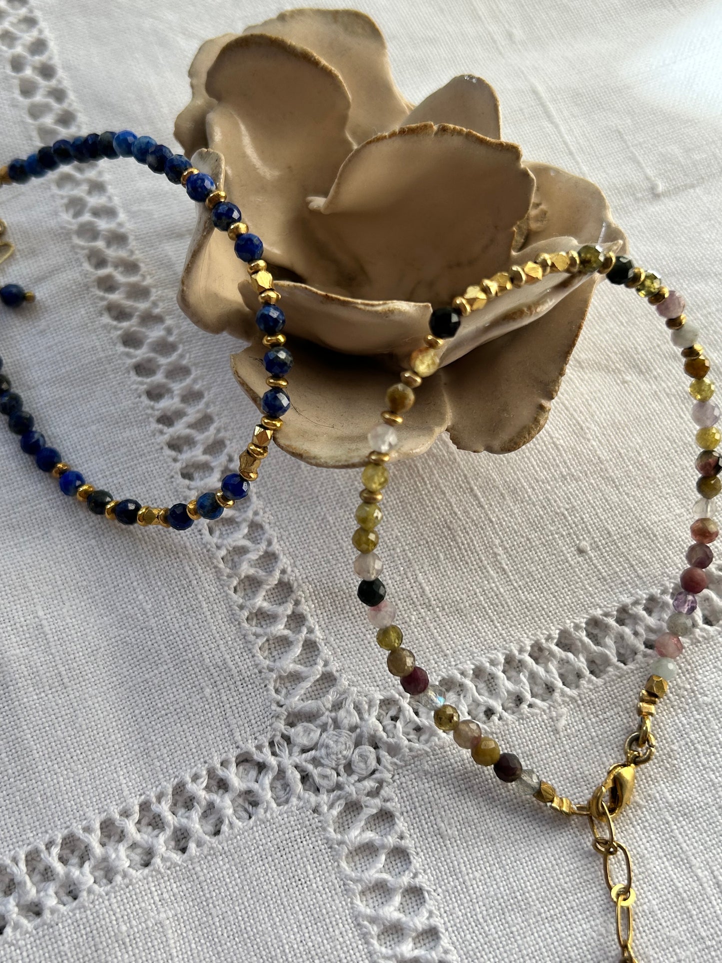 Bracelet petites pierres semi-précieuses multicolores