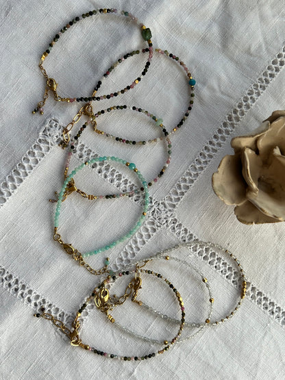 Bracelet petites pierres semi-précieuses multicolores