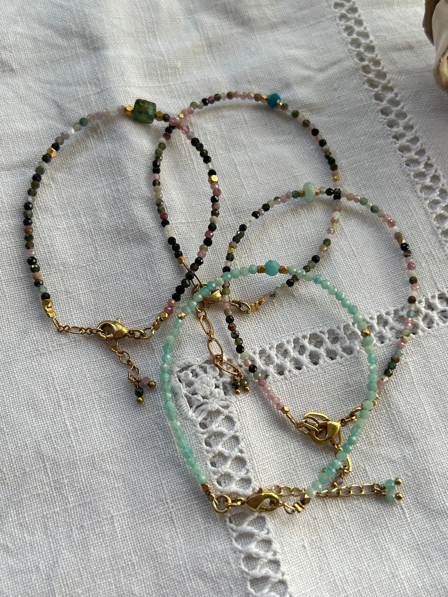Bracelet petites pierres semi-précieuses multicolores