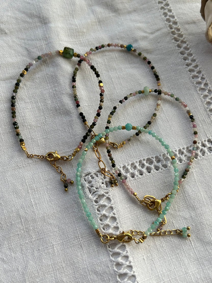 Bracelet petites pierres semi-précieuses multicolores