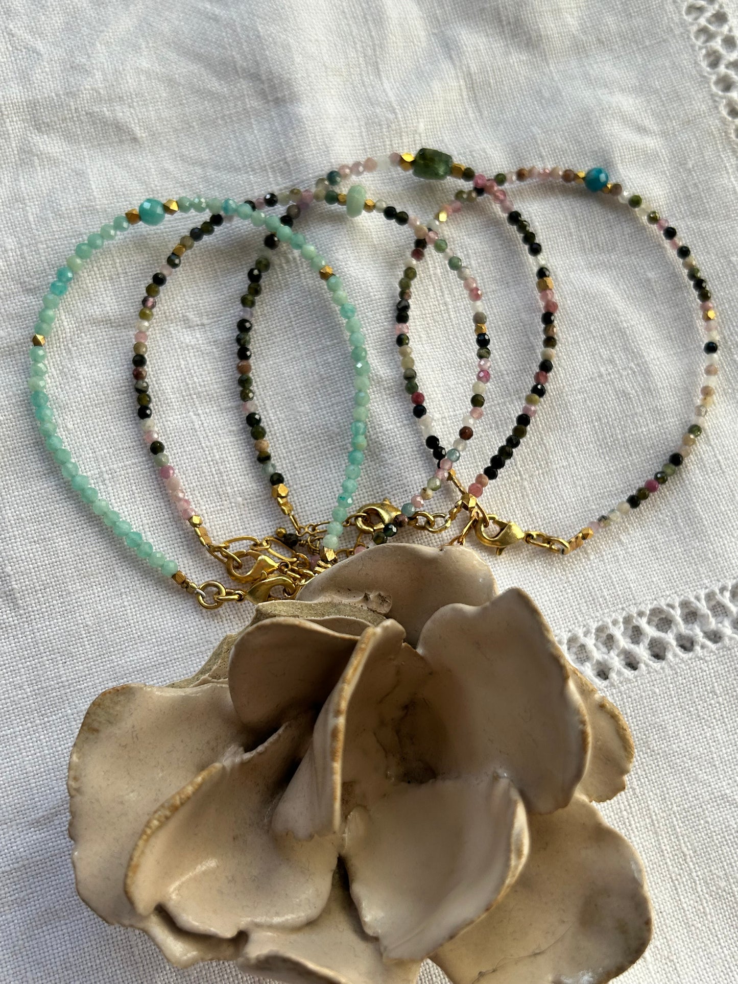 Bracelet petites pierres semi-précieuses multicolores