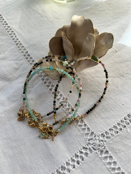Bracelet petites pierres semi-précieuses multicolores