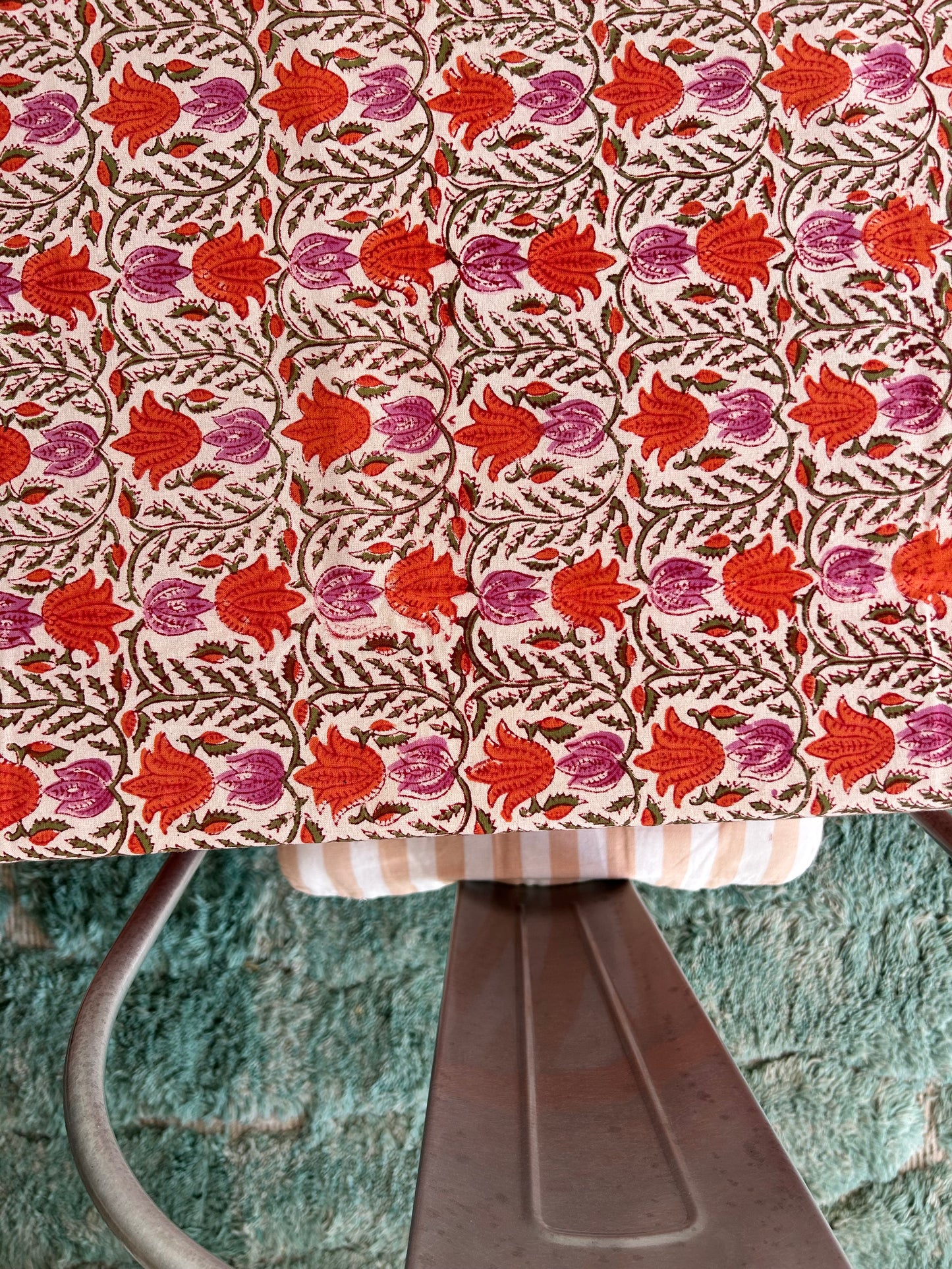 Nappe en coton imprimée à la main  motif fleurs rose-orange