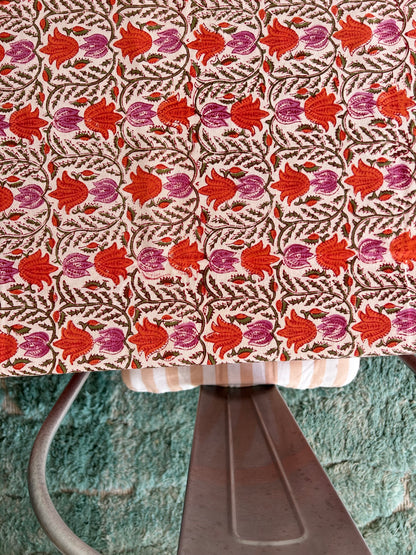 Nappe en coton imprimée à la main  motif fleurs rose-orange