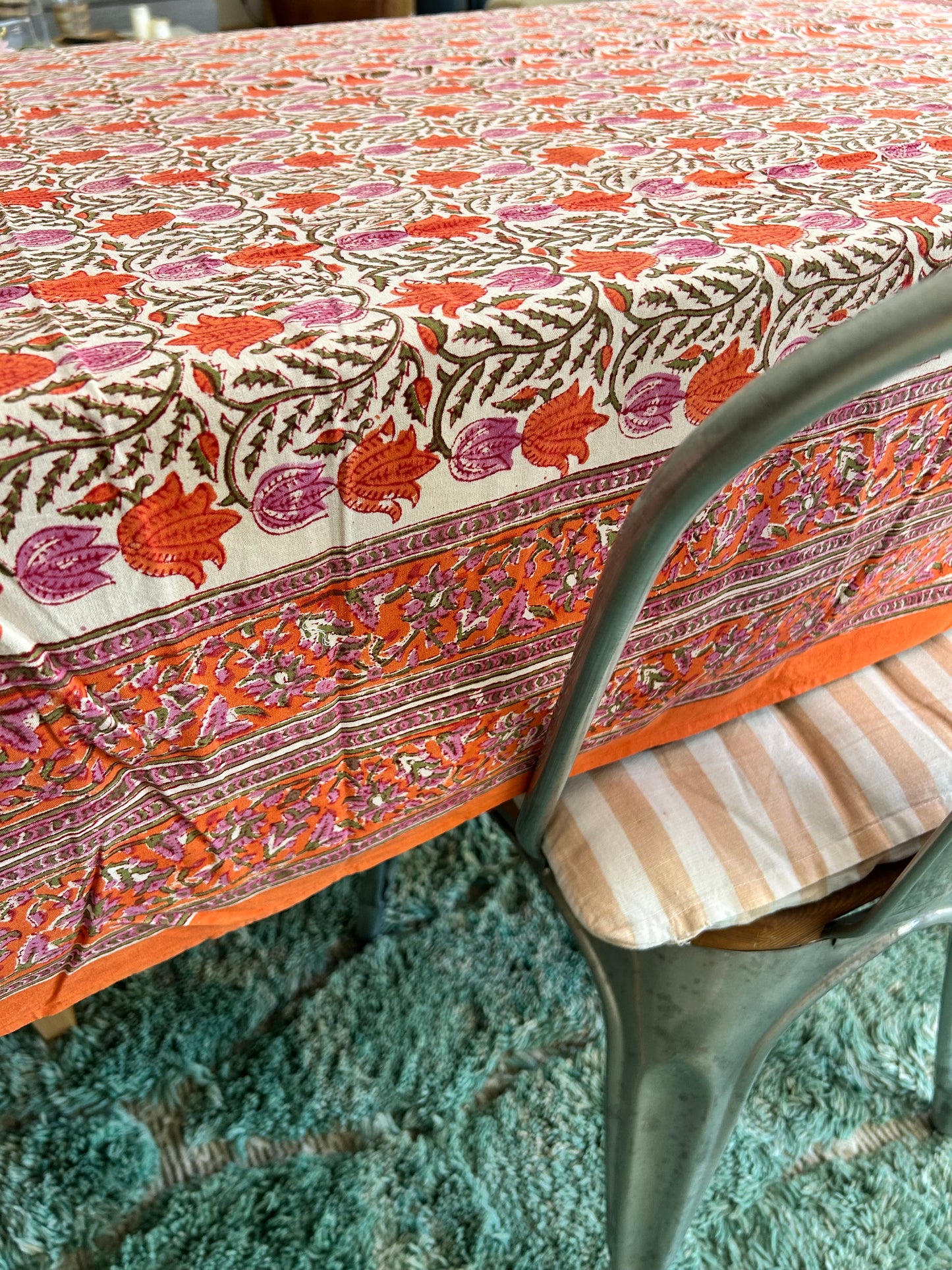 Nappe en coton imprimée à la main  motif fleurs rose-orange