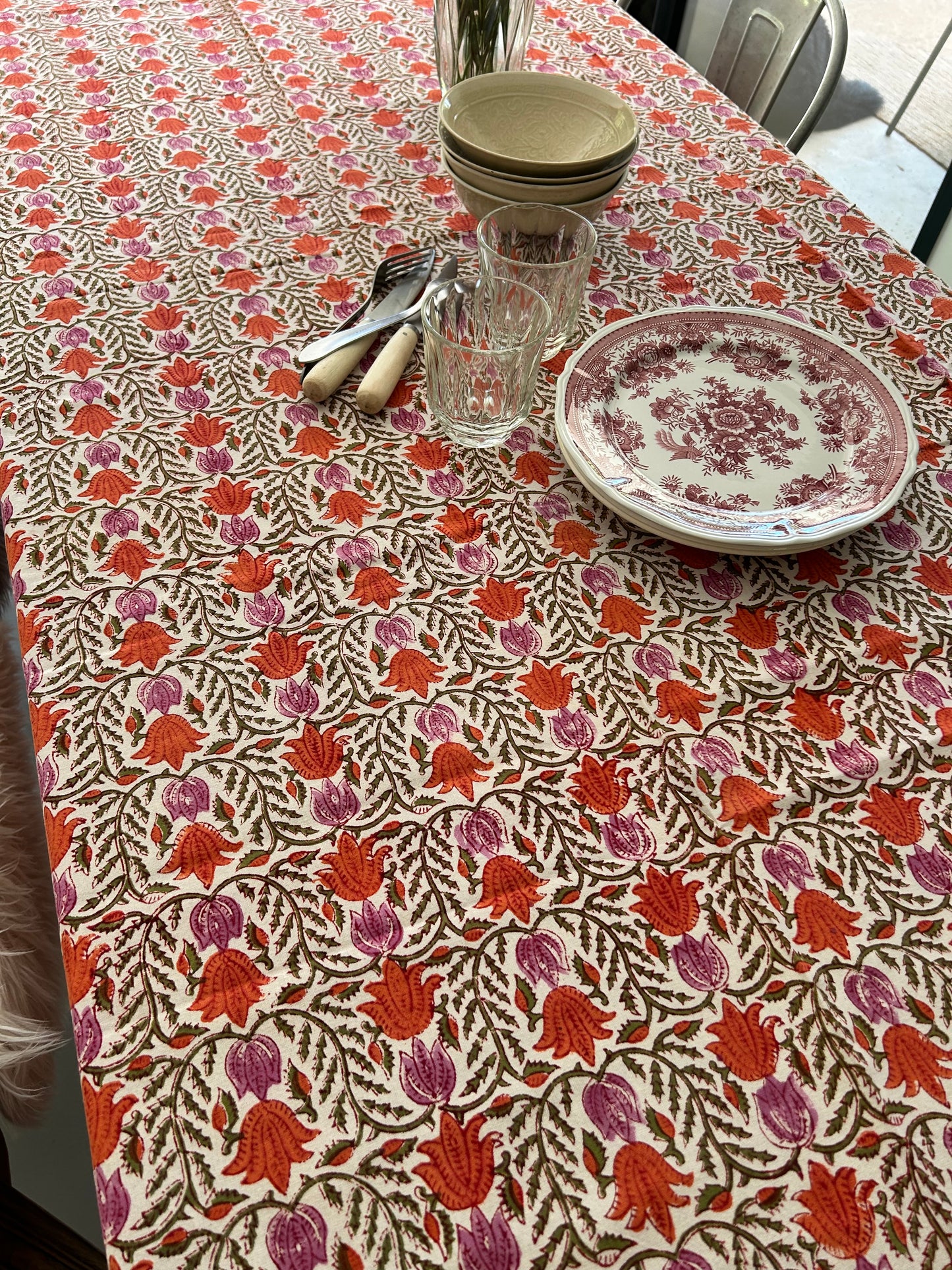 Nappe en coton imprimée à la main  motif fleurs rose-orange