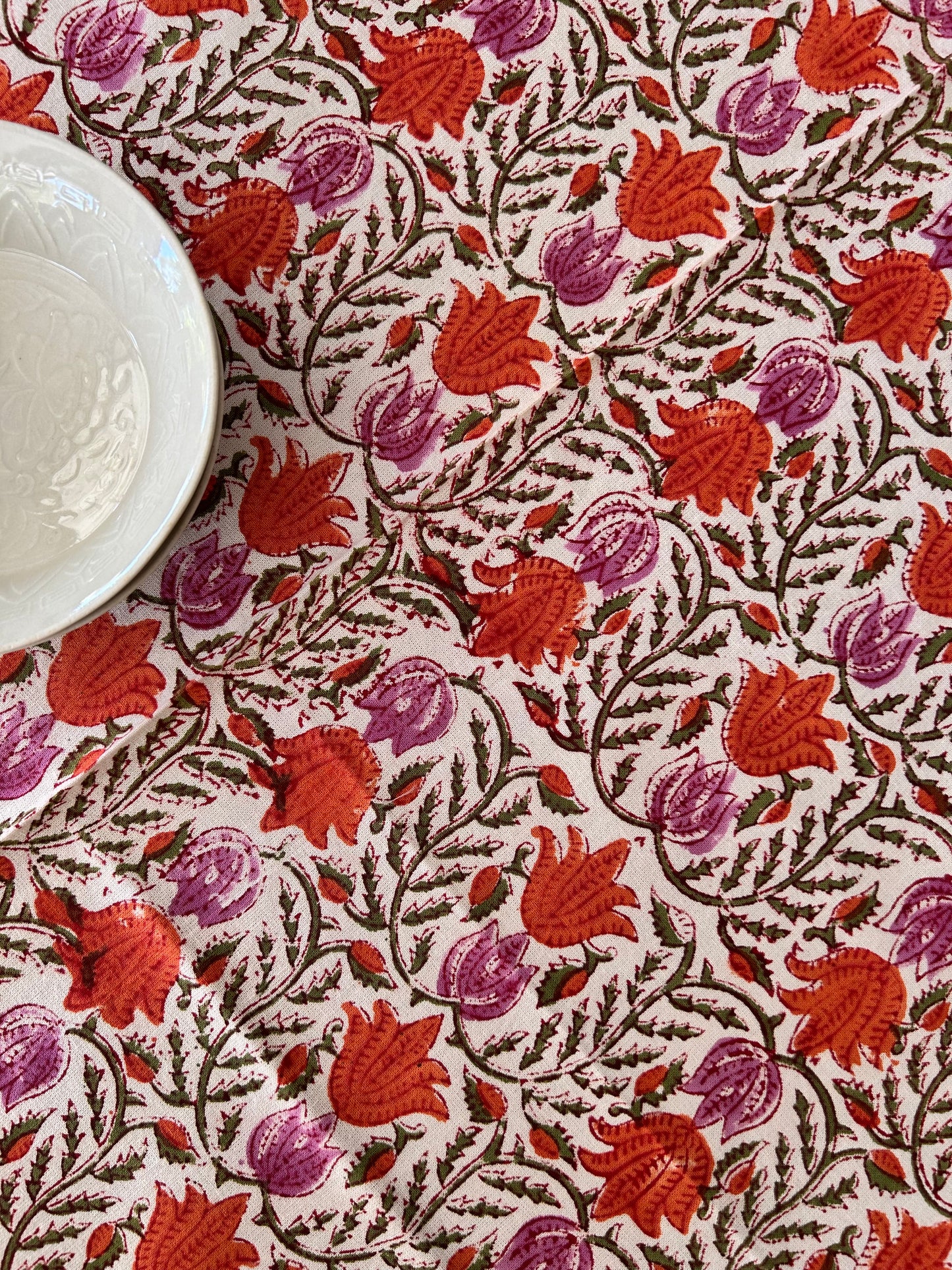 Nappe en coton imprimée à la main  motif fleurs rose-orange