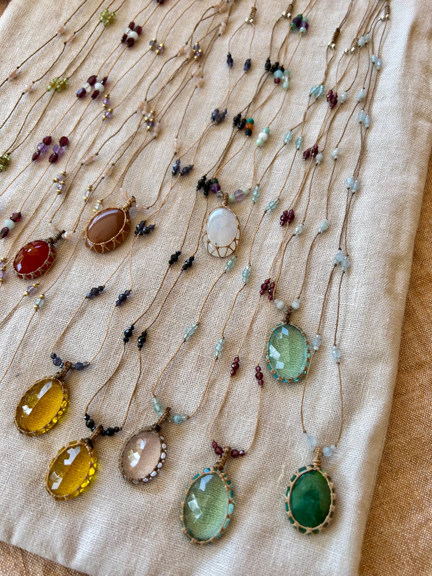 Collier INDIA fil de soie et pierres semi-précieuses